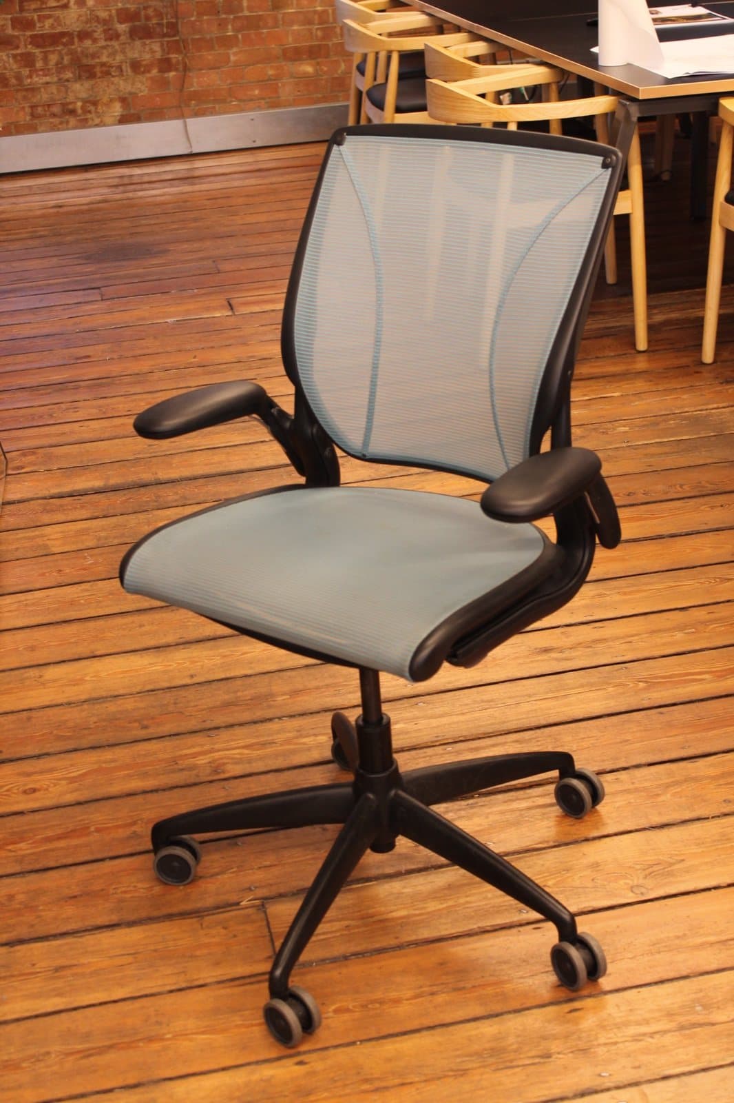 A reclaimed Humanscale Diffrient World task chair at Mailen Design