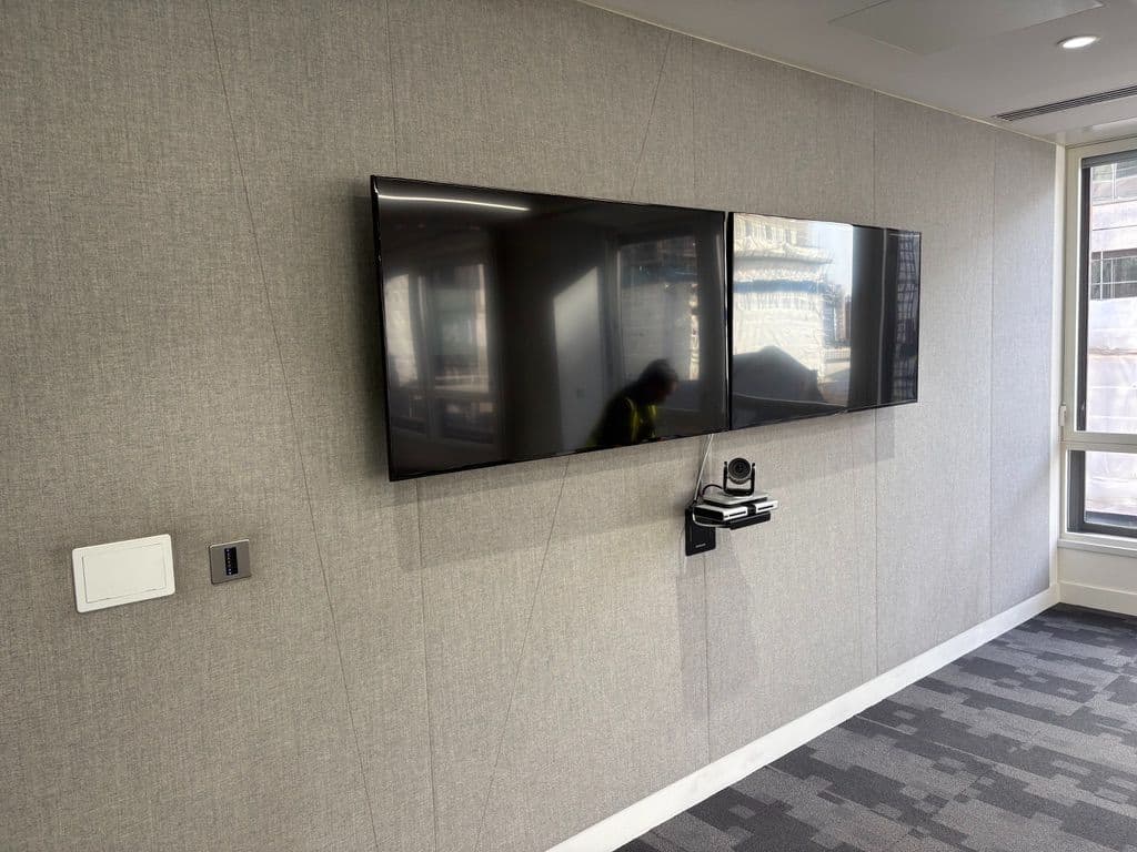 Wall-mounted Flat Panel Display (tv/monitor)