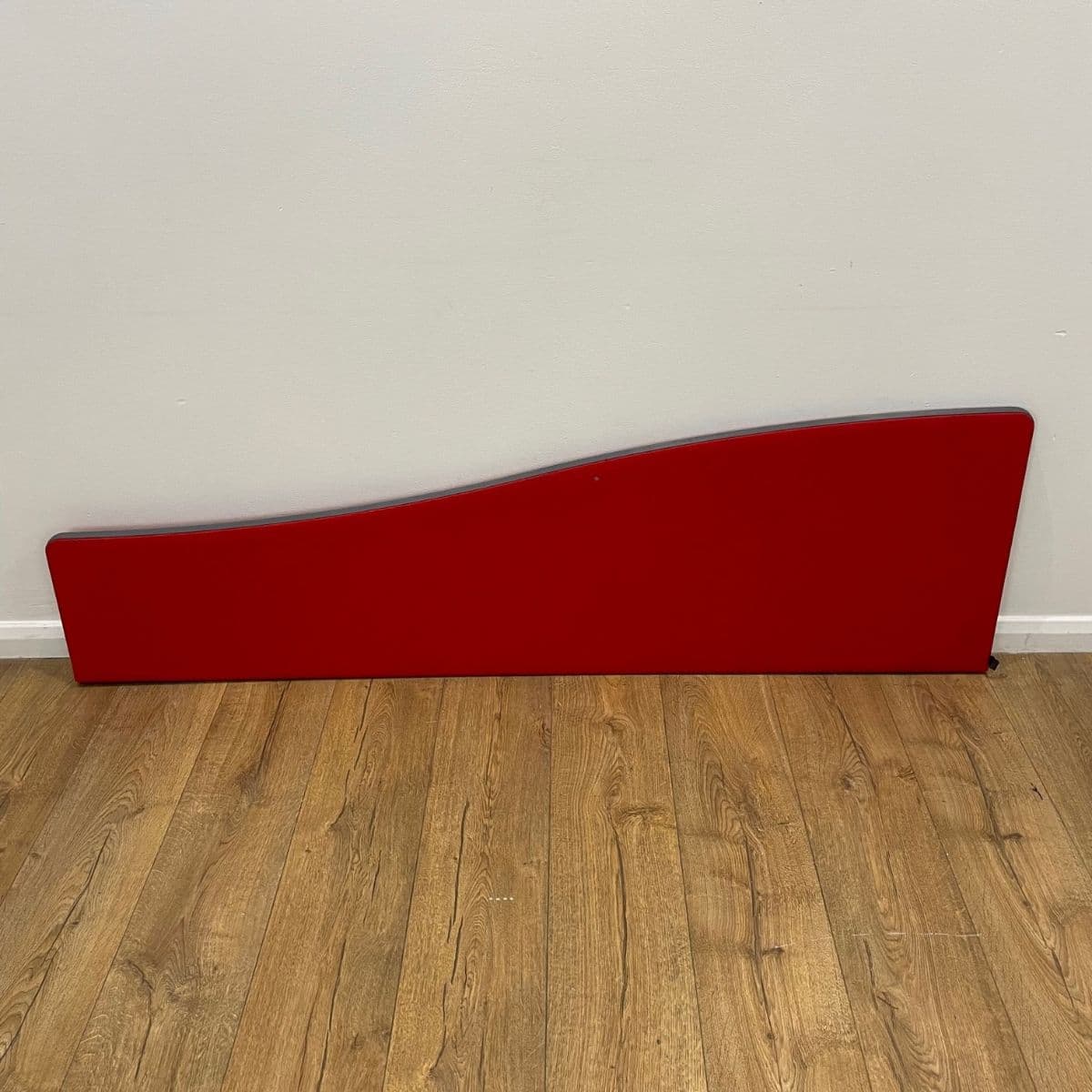 Red 1600mm Curved Desktop Screen
