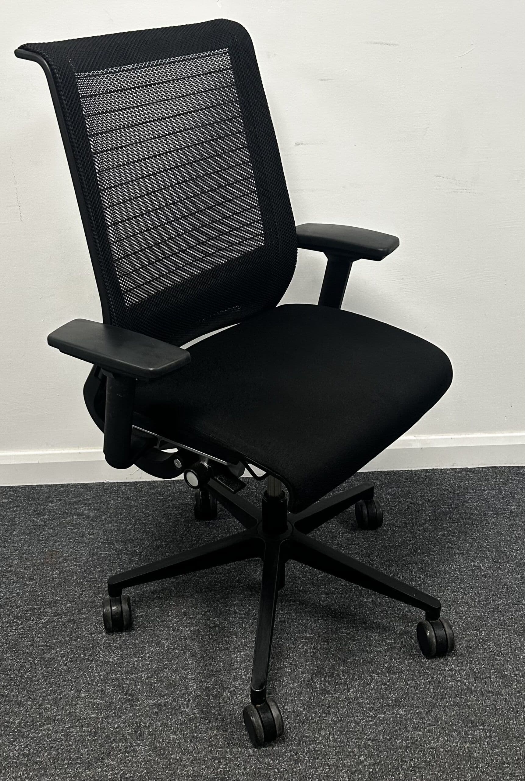 Steelcase Think V1 Executive Task Chair With black Seat And Mesh 3D Arms