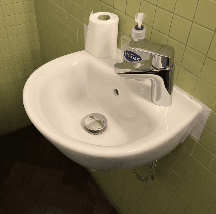 Ceramic sinks