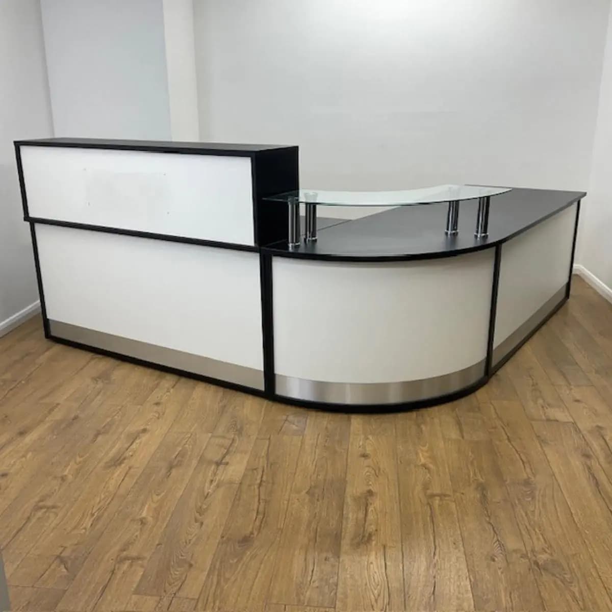 Black & White 2400mm Reception Counter