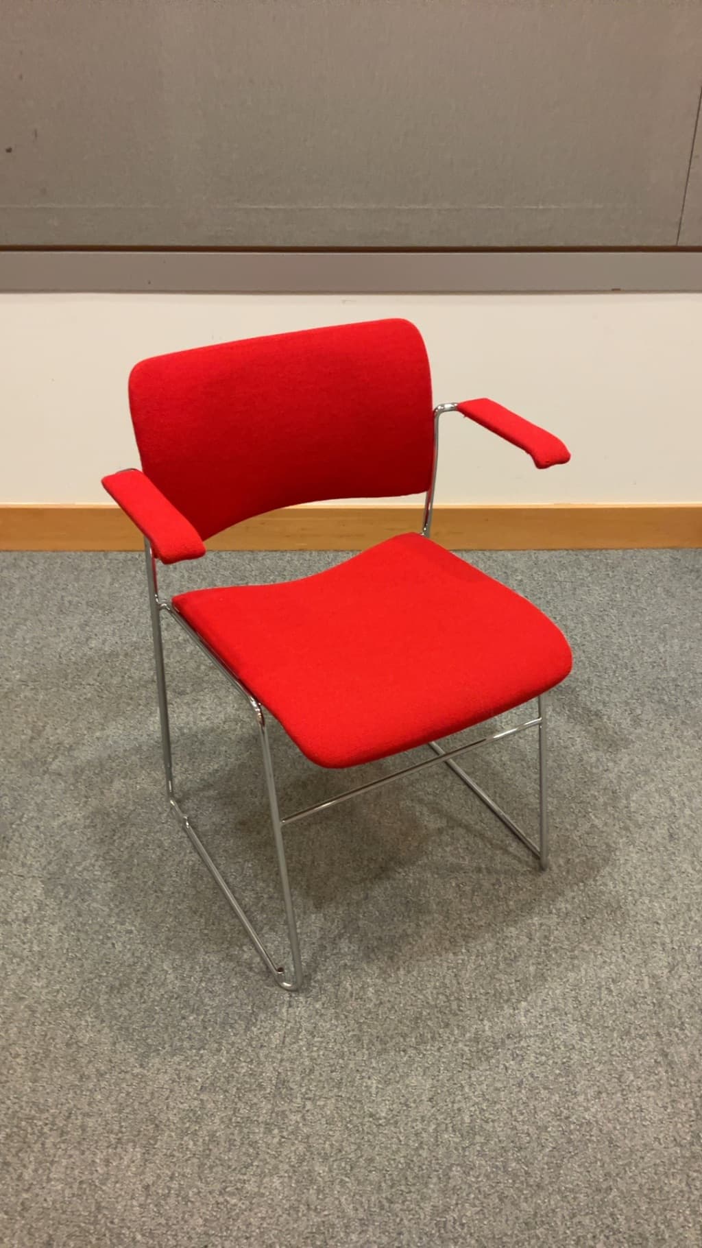 HOWE 40/4 Meeting Chair With Arms