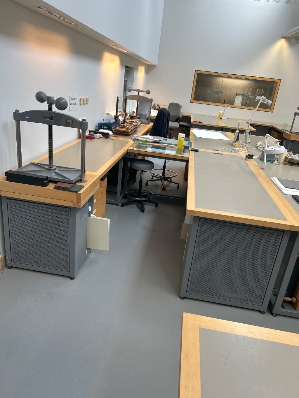 U Shaped Table with Press